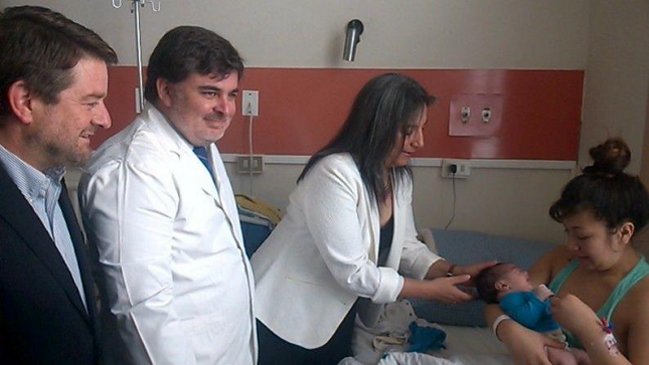 Ministro de Salud subrogante visitó al primer bebé nacido en 2015