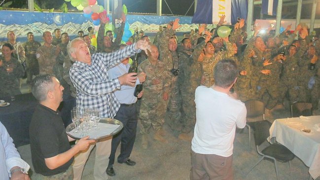 Ministro de Defensa celebró Año Nuevo con tropas chilenas en Haití