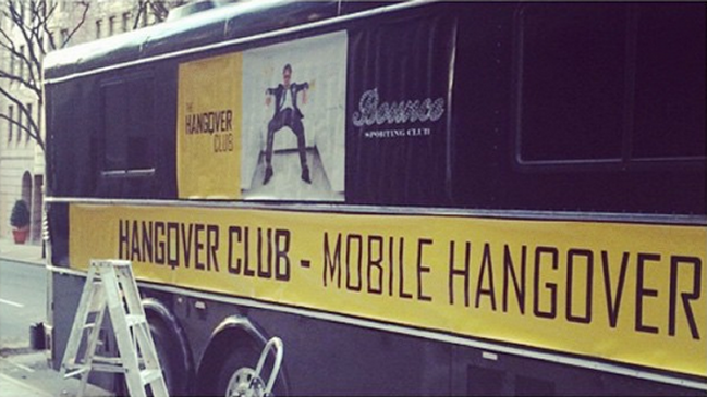 En Nueva York se instaló un autobús para curar la resaca de Año Nuevo