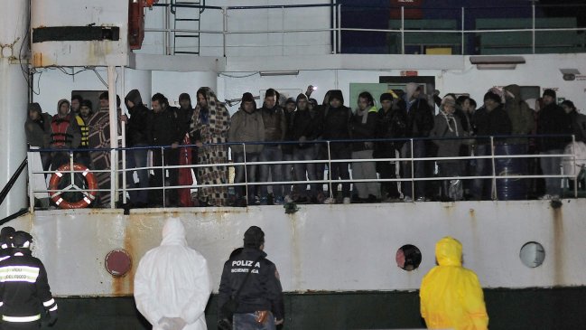 Inmigrantes de navío abandonado desembarcaron en Italia