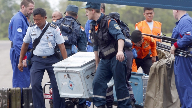 Recuperan 30 cadáveres del avión de AirAsia y localizan dos grandes piezas