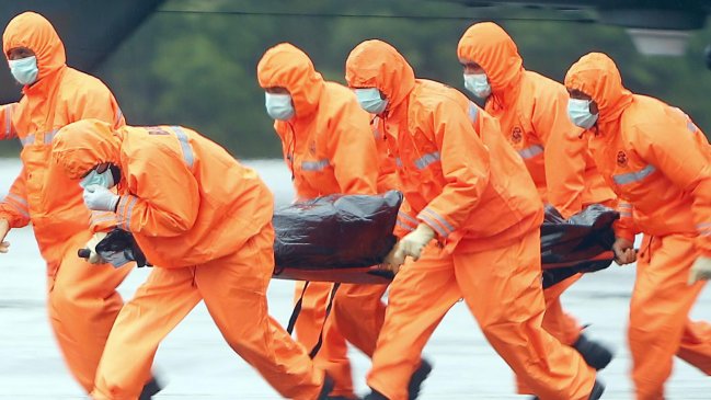 Aumentan a 34 los cadáveres recuperados del avión de AirAsia siniestrado en Indonesia