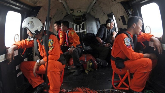 Reanudan búsqueda de restos del avión de AirAsia