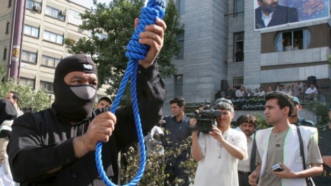 Tres violadores fueron ahorcados en público en Irán