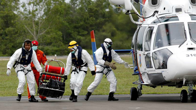 Ya han rescatado 39 cuerpos del avión de AirAsia