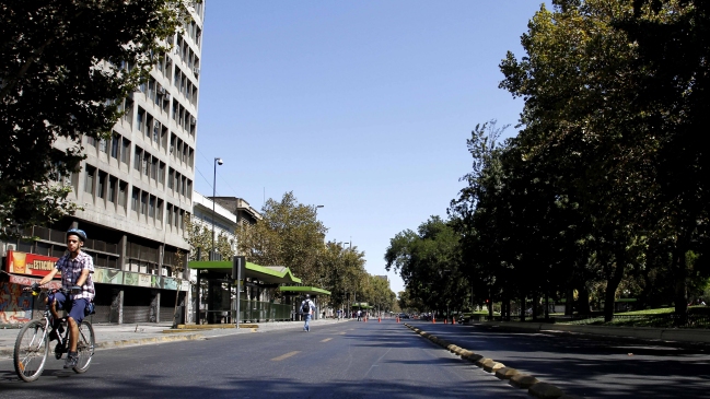 Vehículos particulares no pueden virar a la derecha en 15 cuadras de la Alameda