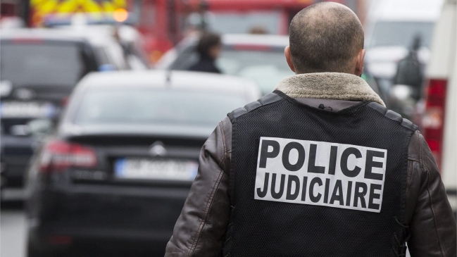 Murió mujer policía herida en balacera en París