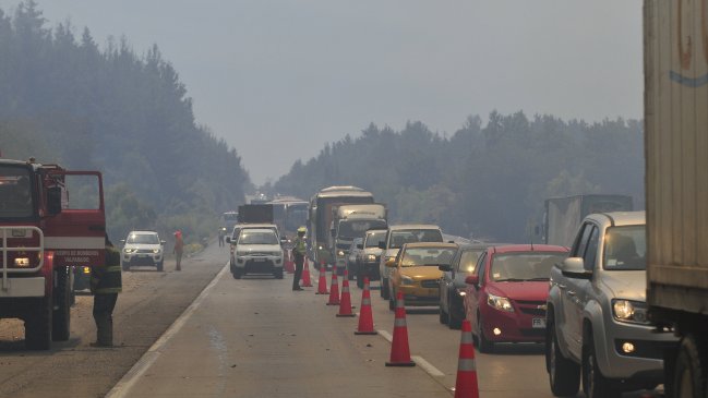 Autoridades evalúan cierre de Ruta 68 por incendio forestal sin control