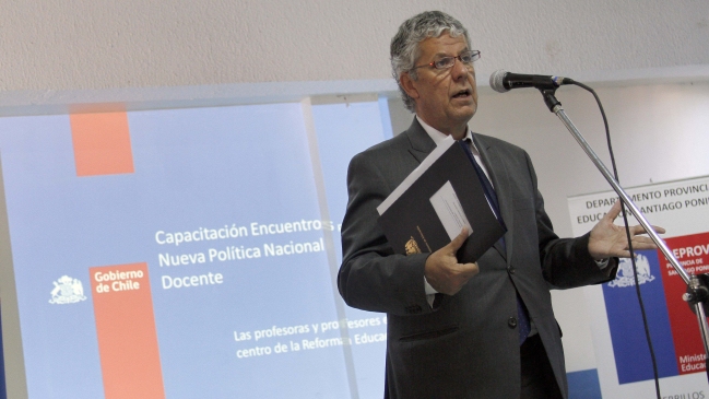 Eyzaguirre inició diálogos con profesores por política nacional docente