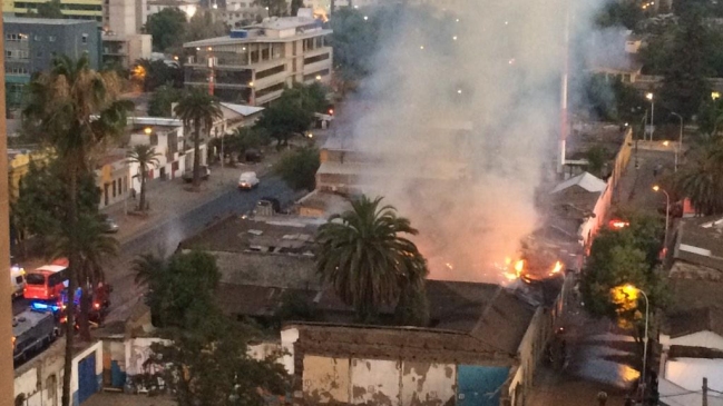 Incendio en casona abandonada moviliza a Bomberos en Recoleta