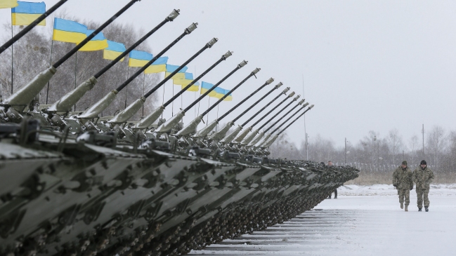 Mueren 10 civiles al impactar un proyectil en un autobús en Ucrania