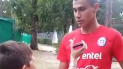   Pablo Galdames fue entrevistado por un niño durante preparación de la selección sub 20 