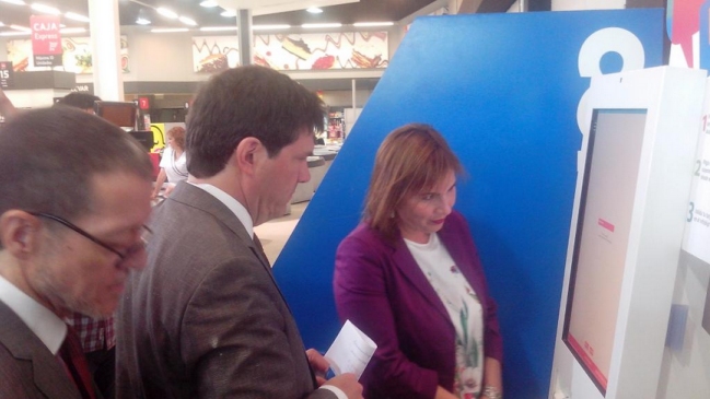 Usuarios del Transantiago podrán cargar tarjetas Bip! en supermercados