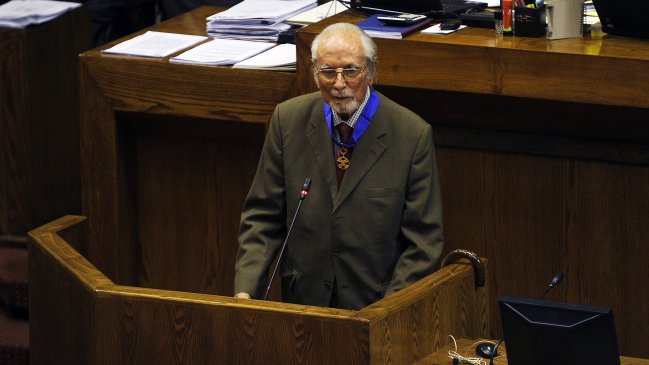 Ex diputado Andrés Aylwin recibió medalla en la Cámara Baja