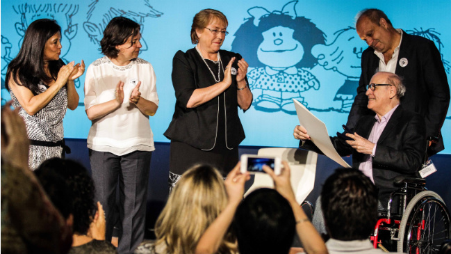 Quino recibió Orden Pablo Neruda e invitó a seguir luchando por la libertad