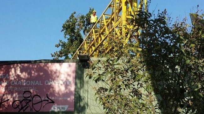 Trabajador protesta sobre grúa de construcción de Metro en Ñuñoa