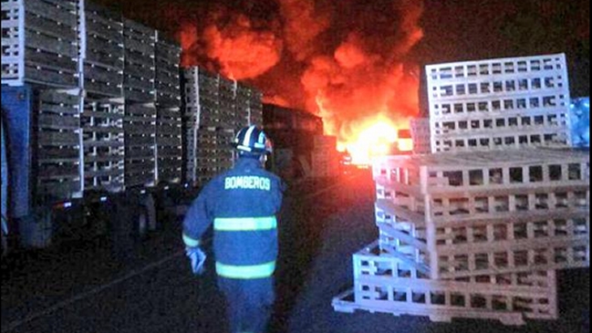 Incendio de gran magnitud en empresas de San Bernardo moviliza a Bomberos