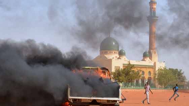 Incendian tres iglesias en Níger en represalia por caricatura de Charlie Hebdo