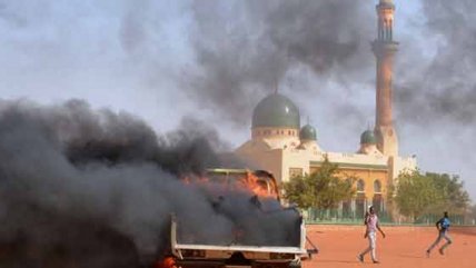 Incendian tres iglesias en Níger en represalia por caricatura de Charlie Hebdo