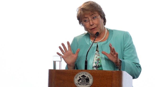 Columnista de El Comercio llamó a la Presidenta Bachelet como peruana honoraria