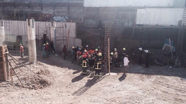Derrumbe dejó un trabajador atrapado en Santiago