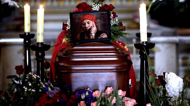 Cientos de personas llegan a despedir Pedro Lemebel