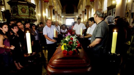   Pedro Lemebel es despedido por cientos de personas 