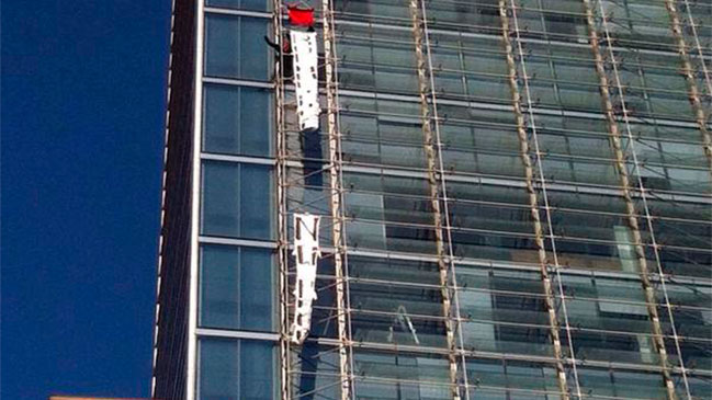 Trabajador protesta desde el piso 14 de un edificio de Las Condes