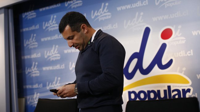 El altercado entre los diputados Hasbún y Boric en Twitter