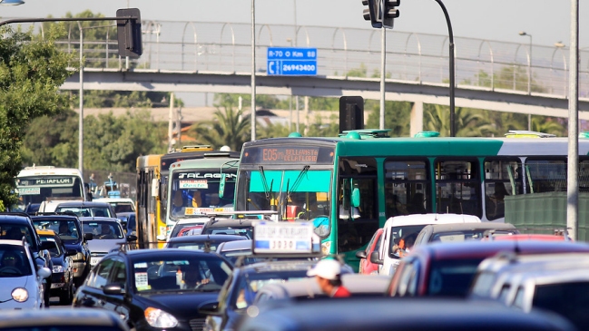 Proponen restringir estacionamientos para combatir la congestión vial