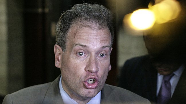 La indignada reacción de Tomás Jocelyn-Holt ante el fin del cambio de hora