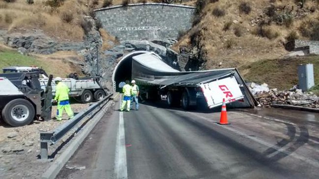Camión volcó en la entrada de túnel La Calavera en Ruta 5 Norte