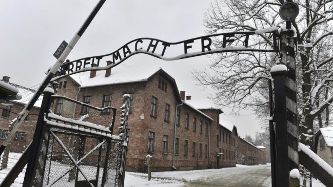 Justicia alemana procesará a anciano de 93 años por crímenes en Auschwitz