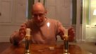 Mago enseña a realizar un truco con velas y una llama voladora