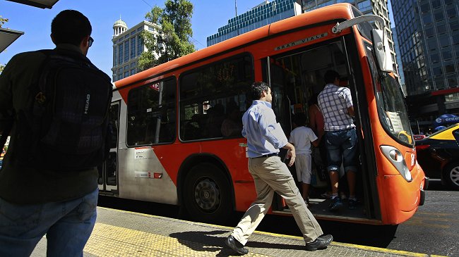 Poca regularidad, baja velocidad y alta evasión siguen afectando al Transantiago