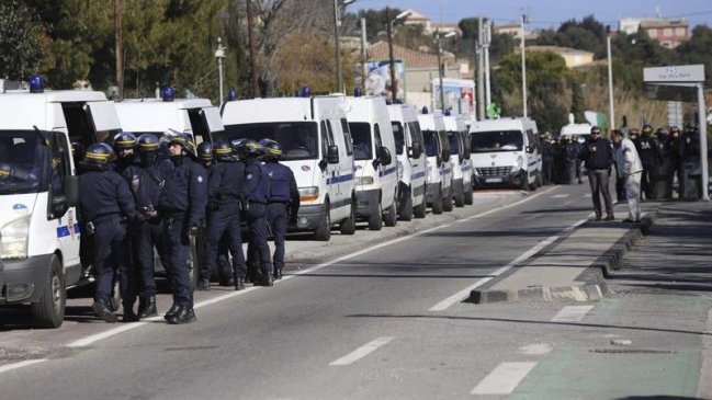 Desconocidos dispararon con ametralladora al paso de la policía en Marsella