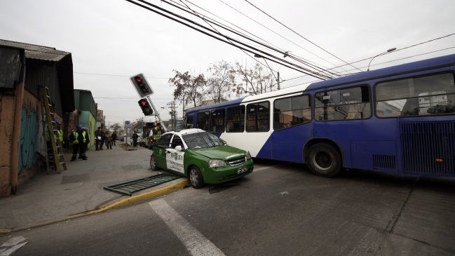 Persecución policial terminó con un choque entre patrulla y bus del Transantiago