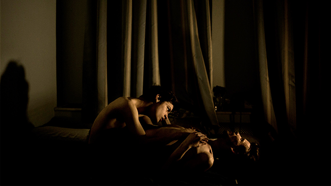 La poderosa imagen de una pareja gay en Rusia que ganó el World Press Photo