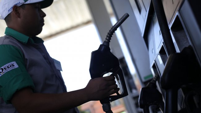 Econsult prevé nueva alza de hasta 16 pesos en los combustibles