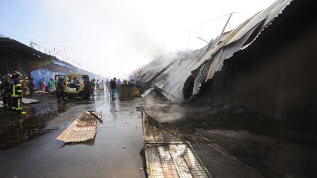 Incendio destruyó al menos 15 locales comerciales en Talca