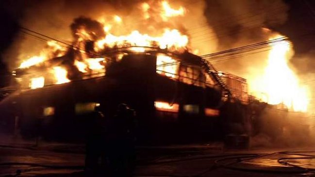Incendio destruyó terminal de buses y supermercado en Cañete