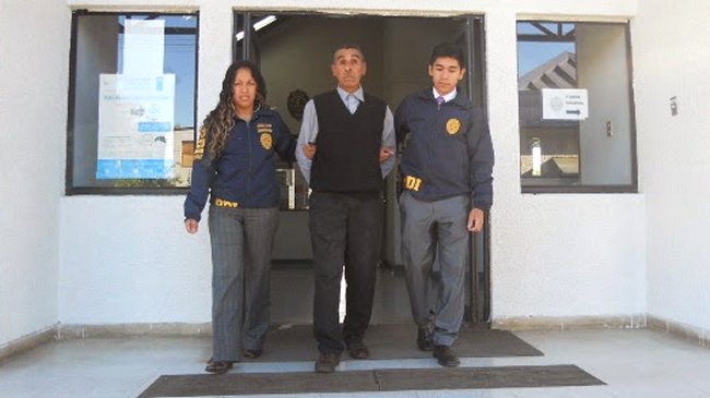 Anciano fue sorprendido ahorcando a su perro en un árbol