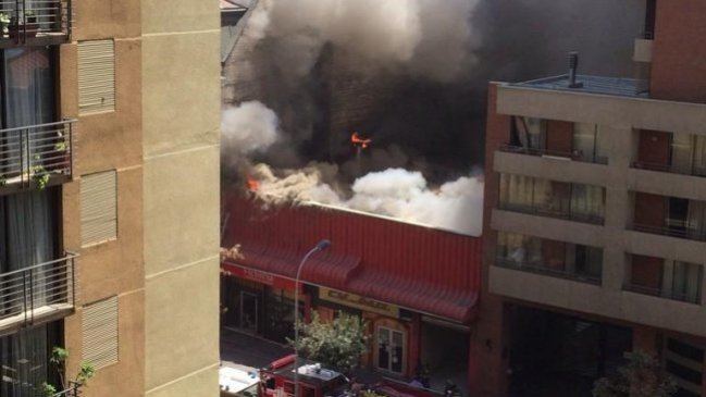 Incendio en local de comida peruana en centro de Santiago