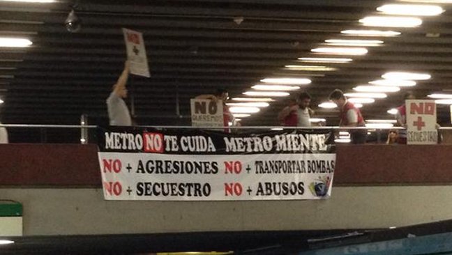Trabajadores de Metro protestan en estación Baquedano