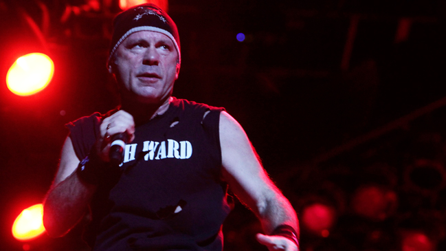 Vocalista de Iron Maiden padece cáncer a la lengua