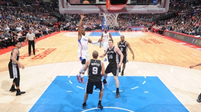 Los Clippers vencieron a San Antonio en la reanudación de la NBA