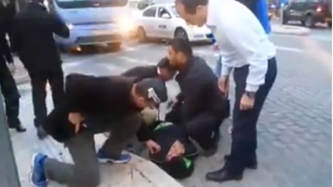 Alcalde de Jerusalén redujo y detuvo a atacante palestino que portaba cuchillo