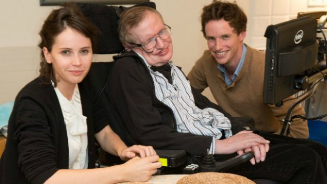 Stephen Hawking felicitó a Eddie Redmayne por su Oscar a Mejor Actor