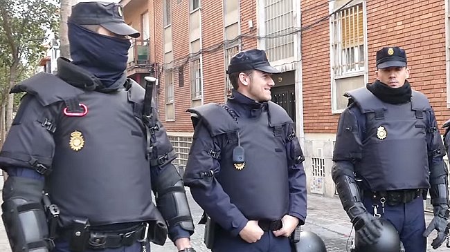 España: Policía fue grabado riéndose durante un desalojo