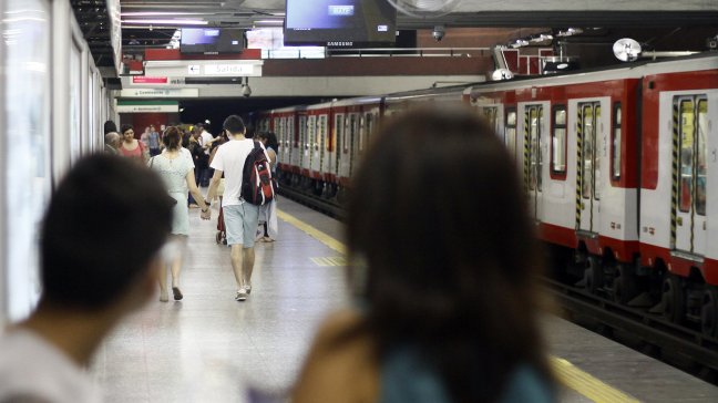 Línea 1 del Metro funciona de manera parcial por caída de usuario a vías
